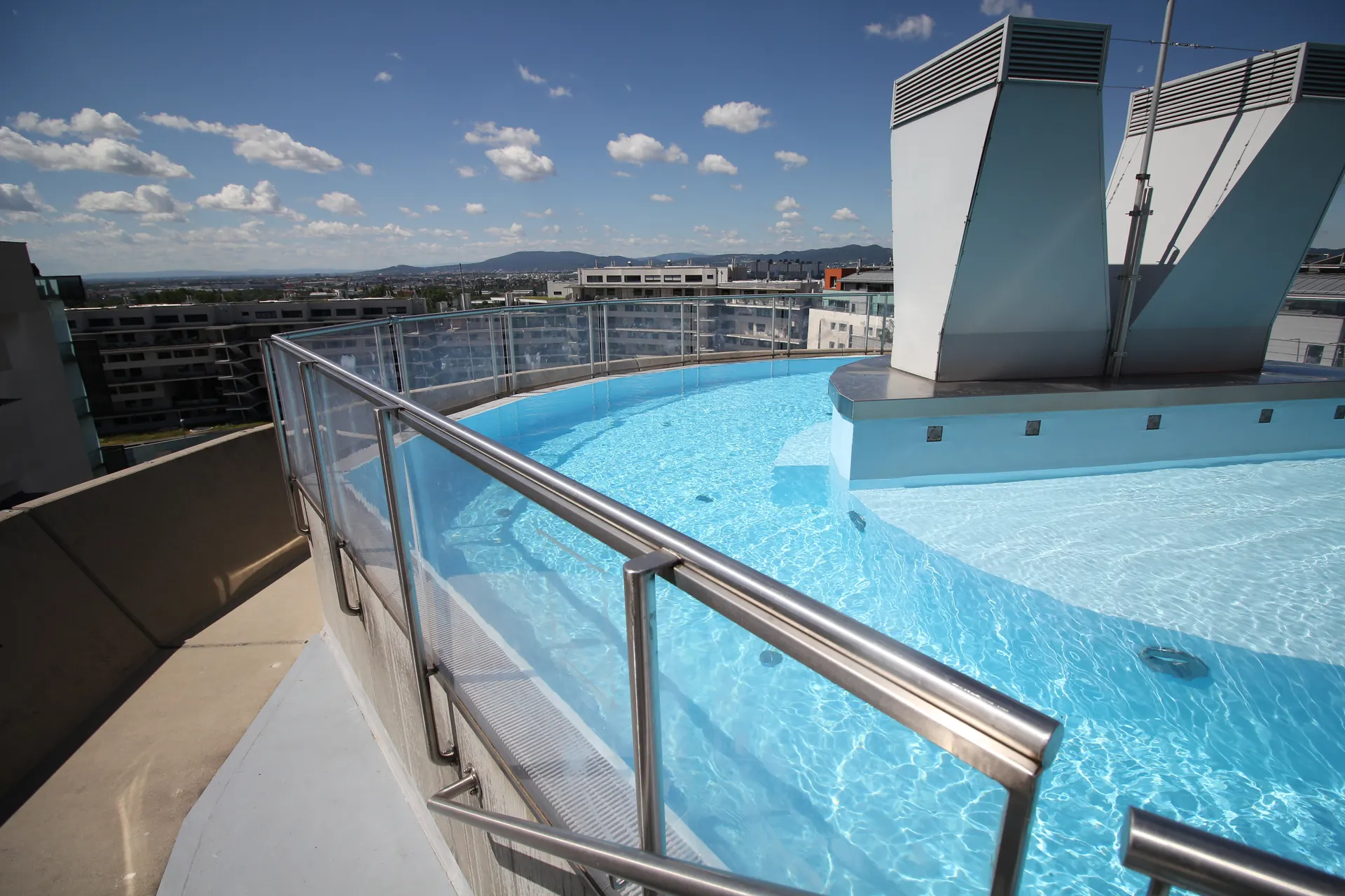 Wien Neubau Pool geländer – Immobilienmakler Wien | IZY Immobilien