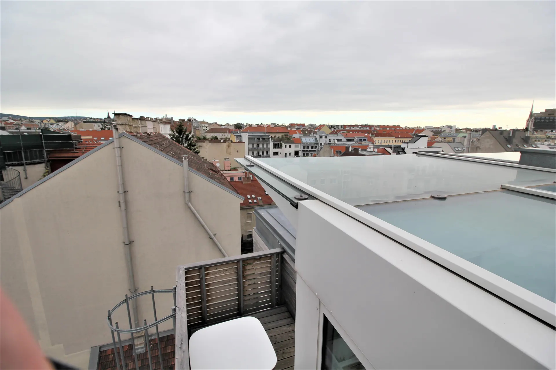 Dachgeschoss Wien Dachterrasse geländer – Immobilienmakler Wien | IZY Immobilien