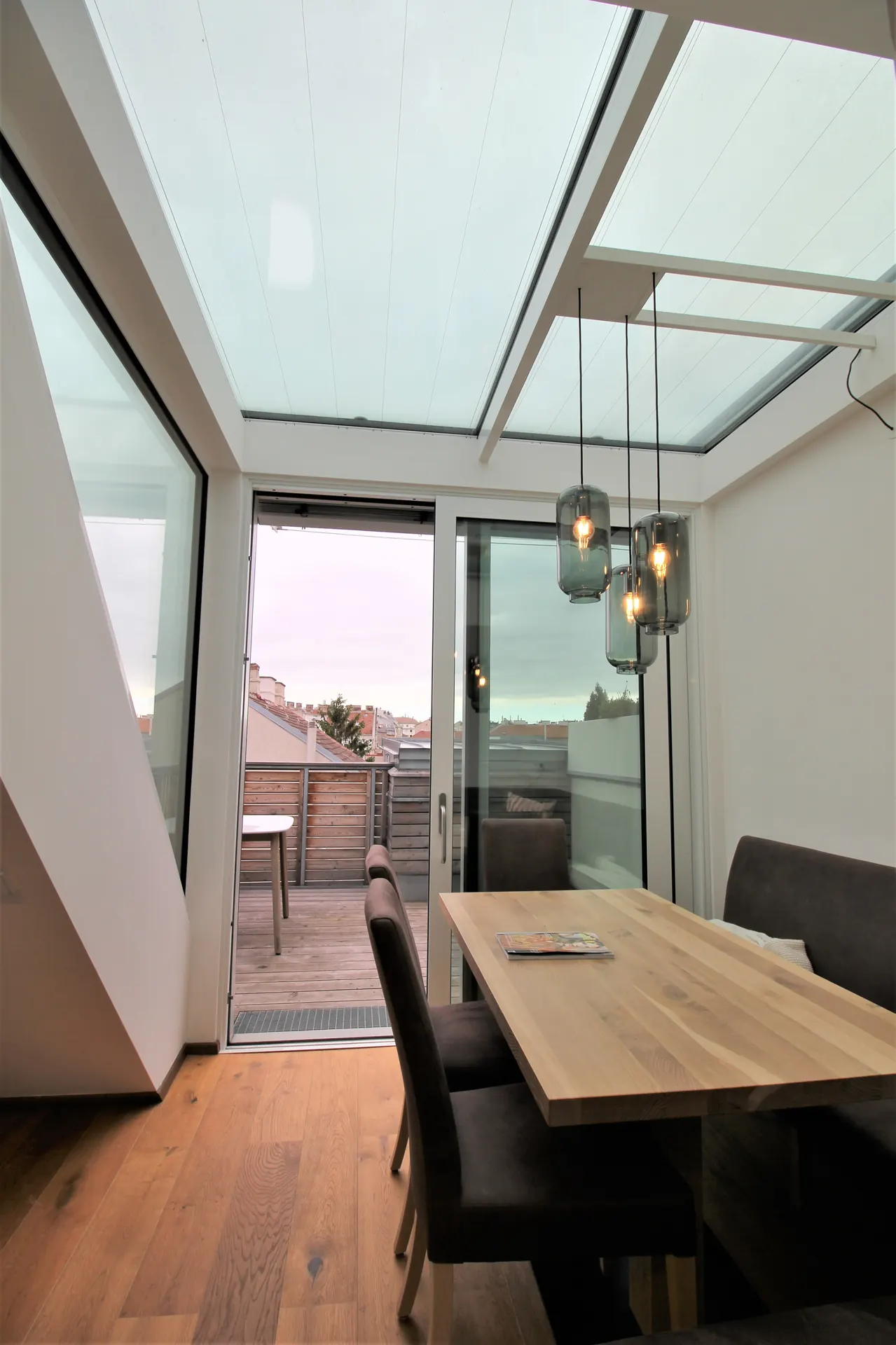 Dachgeschoss Wien esstisch Glasdach – Immobilienmakler Wien | IZY Immobilien