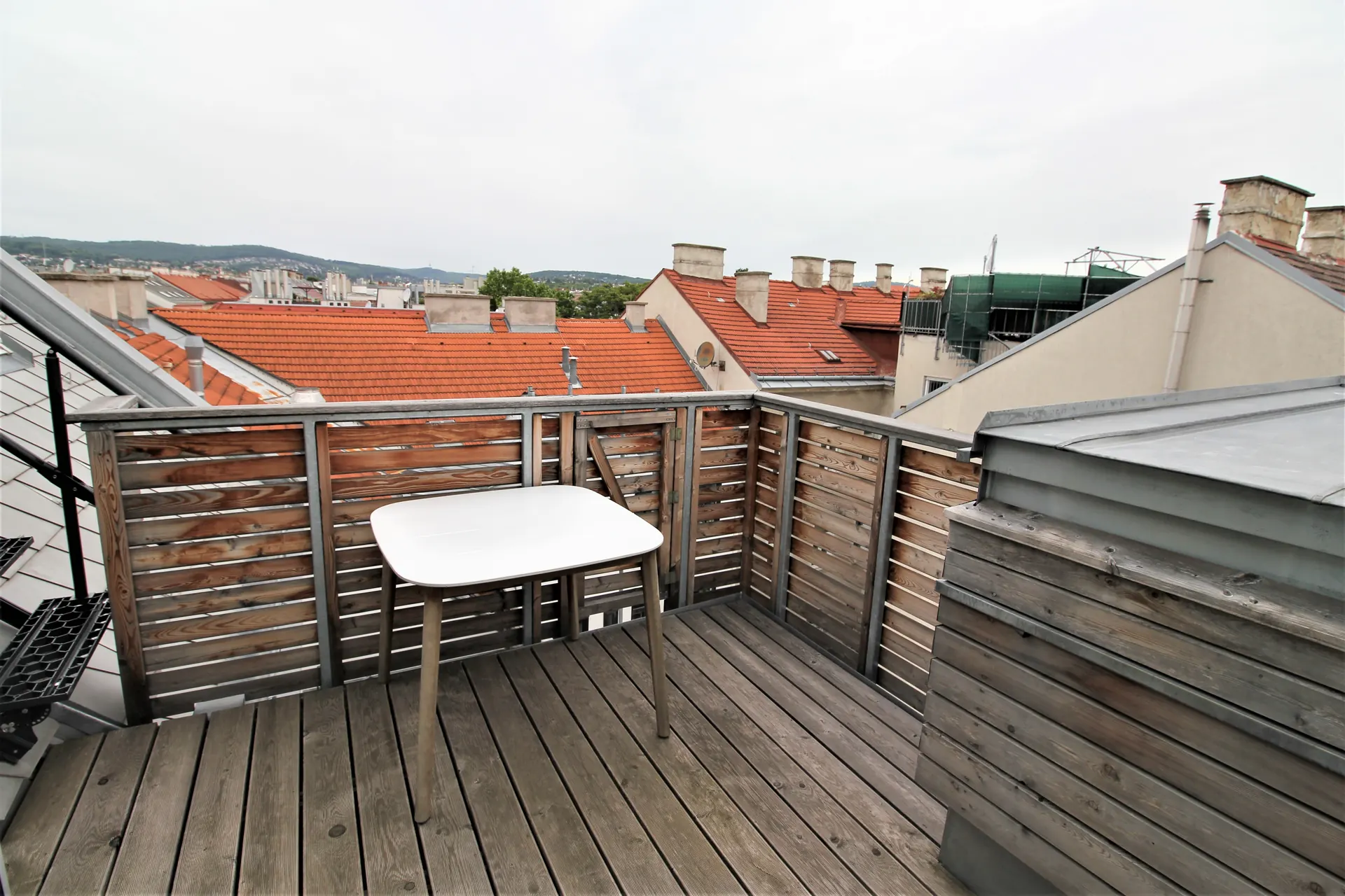 Dachgeschoss Wien Terrasse holzboden – Immobilienmakler Wien | IZY Immobilien