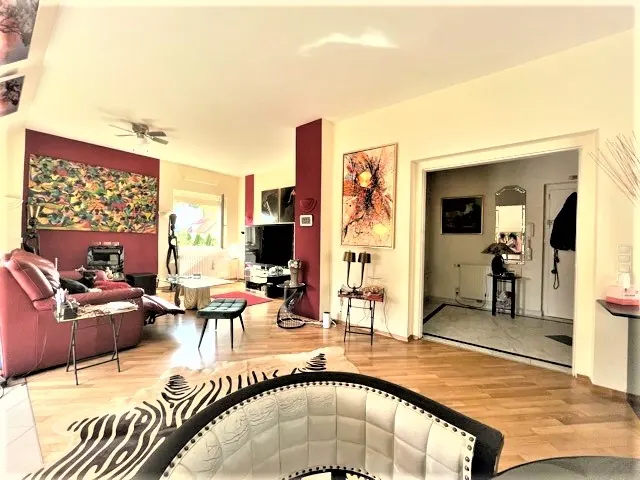 Dachgeschoss Loft Wien lounge kunst – Immobilienmakler Wien | IZY Immobilien
