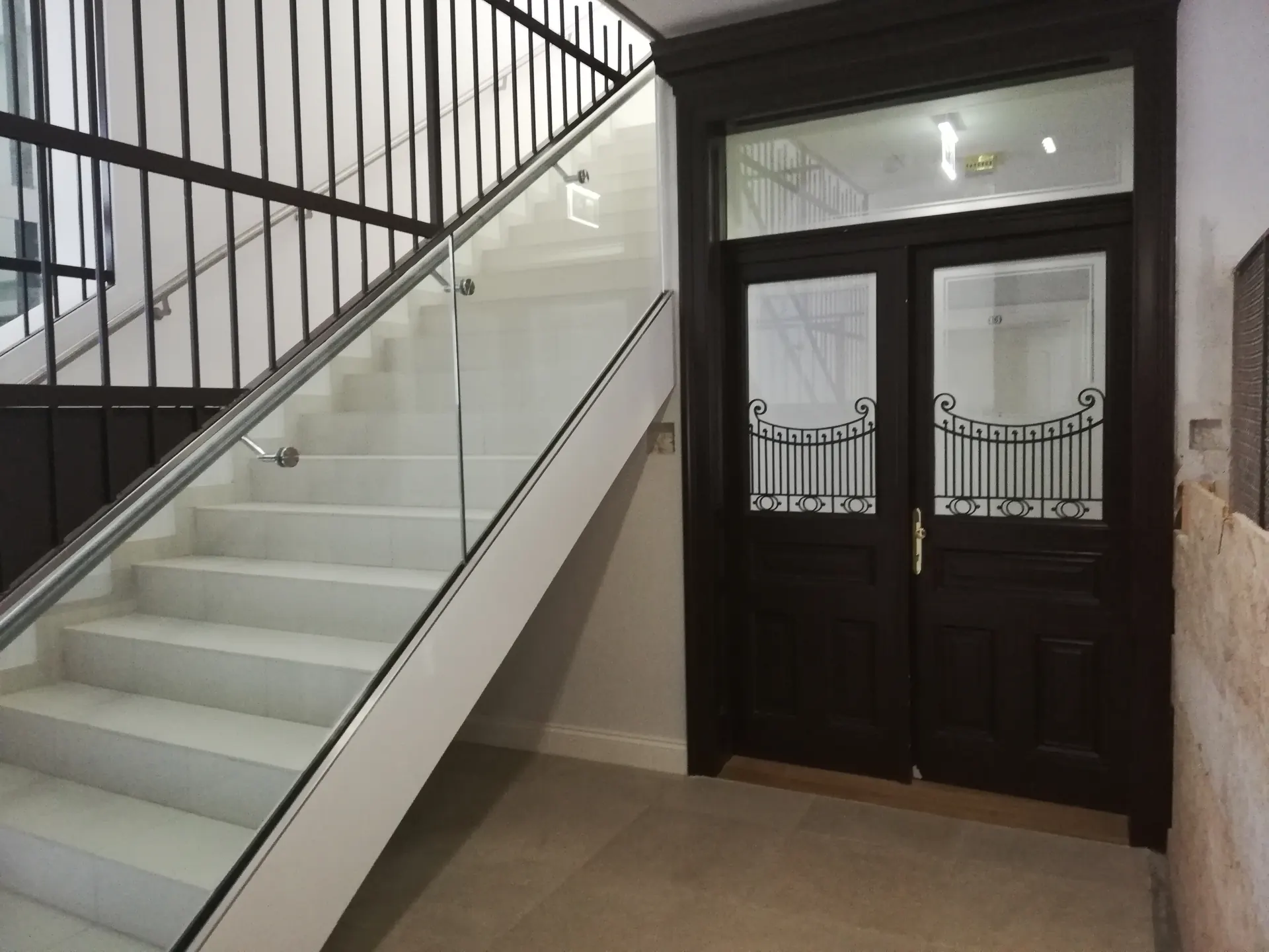Altbau Wien Stiegenhaus eingangstür – Immobilienmakler Wien | IZY Immobilien