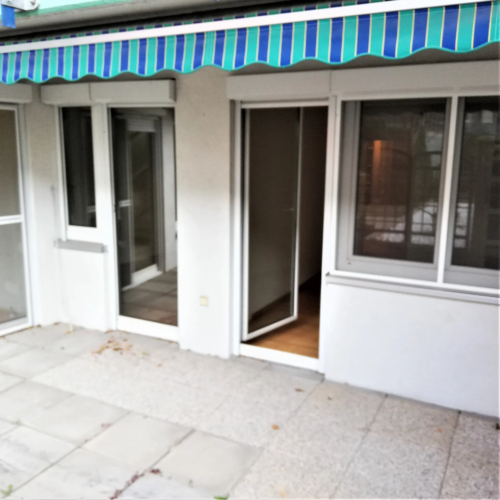 Altbau Wien haustür grün – Immobilienmakler Wien | IZY Immobilien