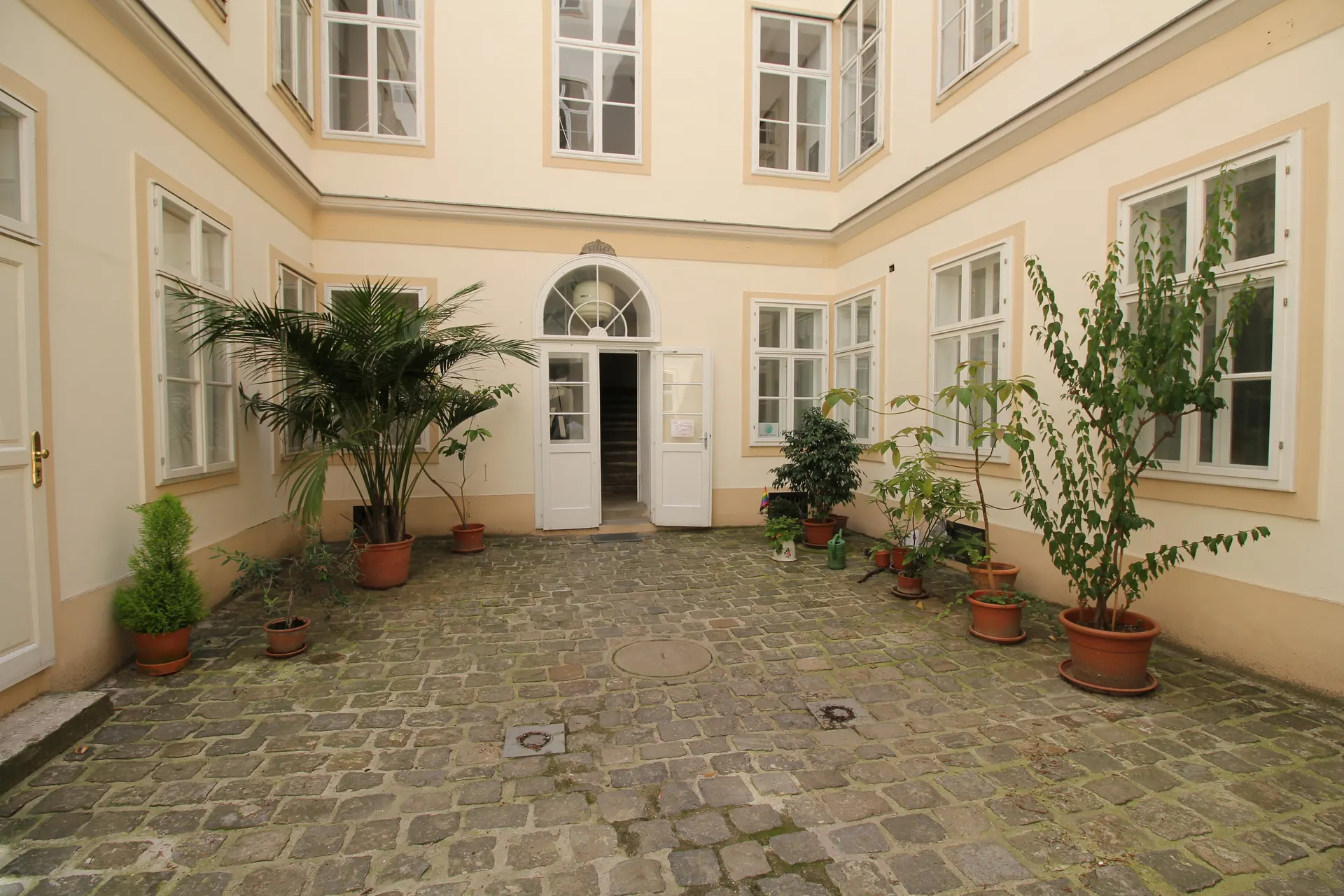 Altbau Wien Innenhof Palais – Immobilienmakler Wien | IZY Immobilien