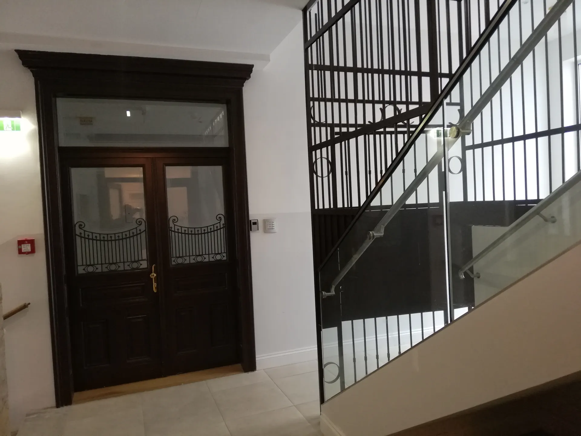 Altbau Wien haustür stilvoll – Immobilienmakler Wien | IZY Immobilien