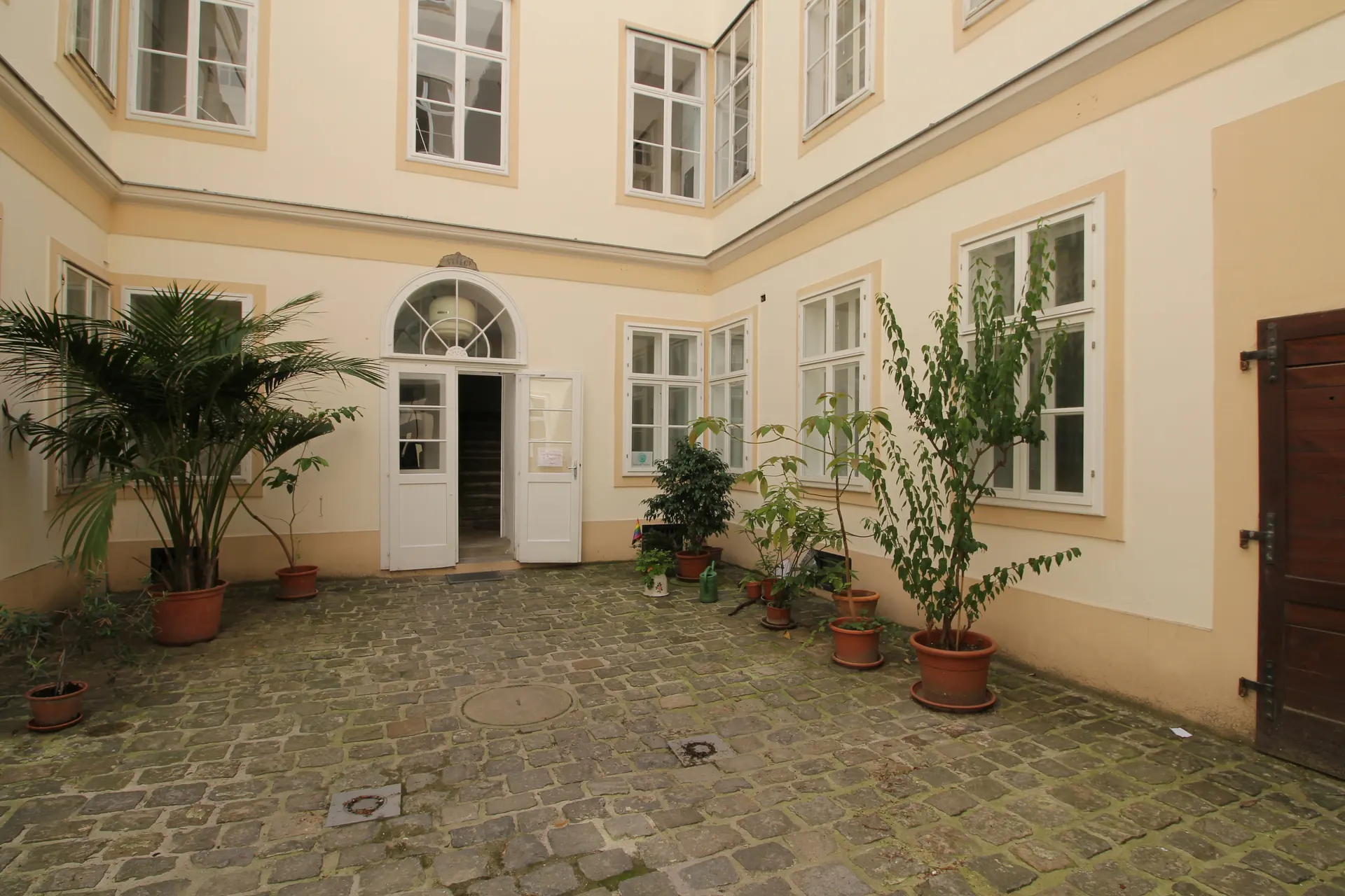 Altbau Wien Eingang Palais – Immobilienmakler Wien | IZY Immobilien