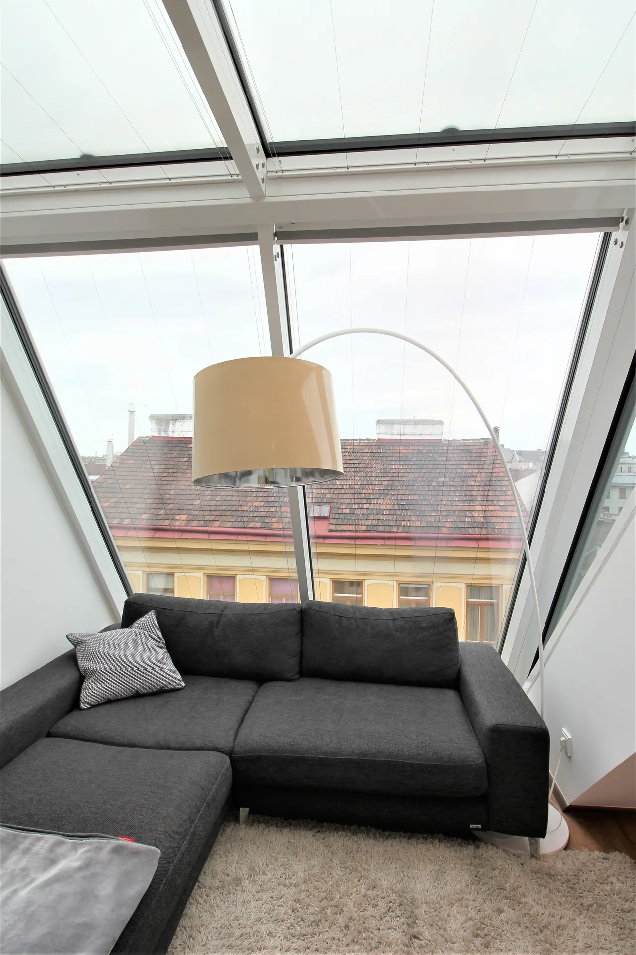 Dachgeschoss Wien Wohnzimmer Glasdach – Immobilienmakler Wien | IZY Immobilien