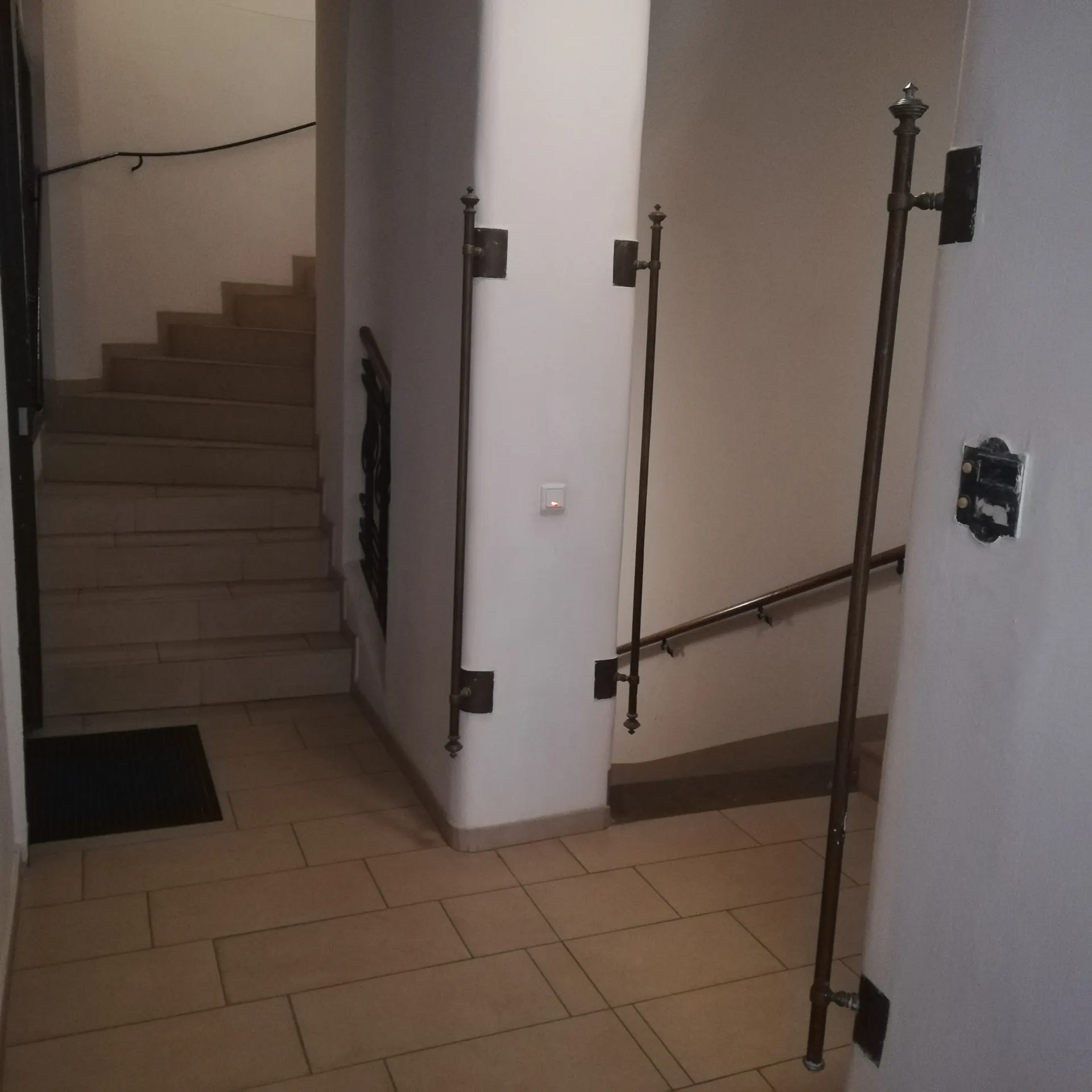 Altbau Wien Stiegenhaus fliesen – Immobilienmakler Wien | IZY Immobilien