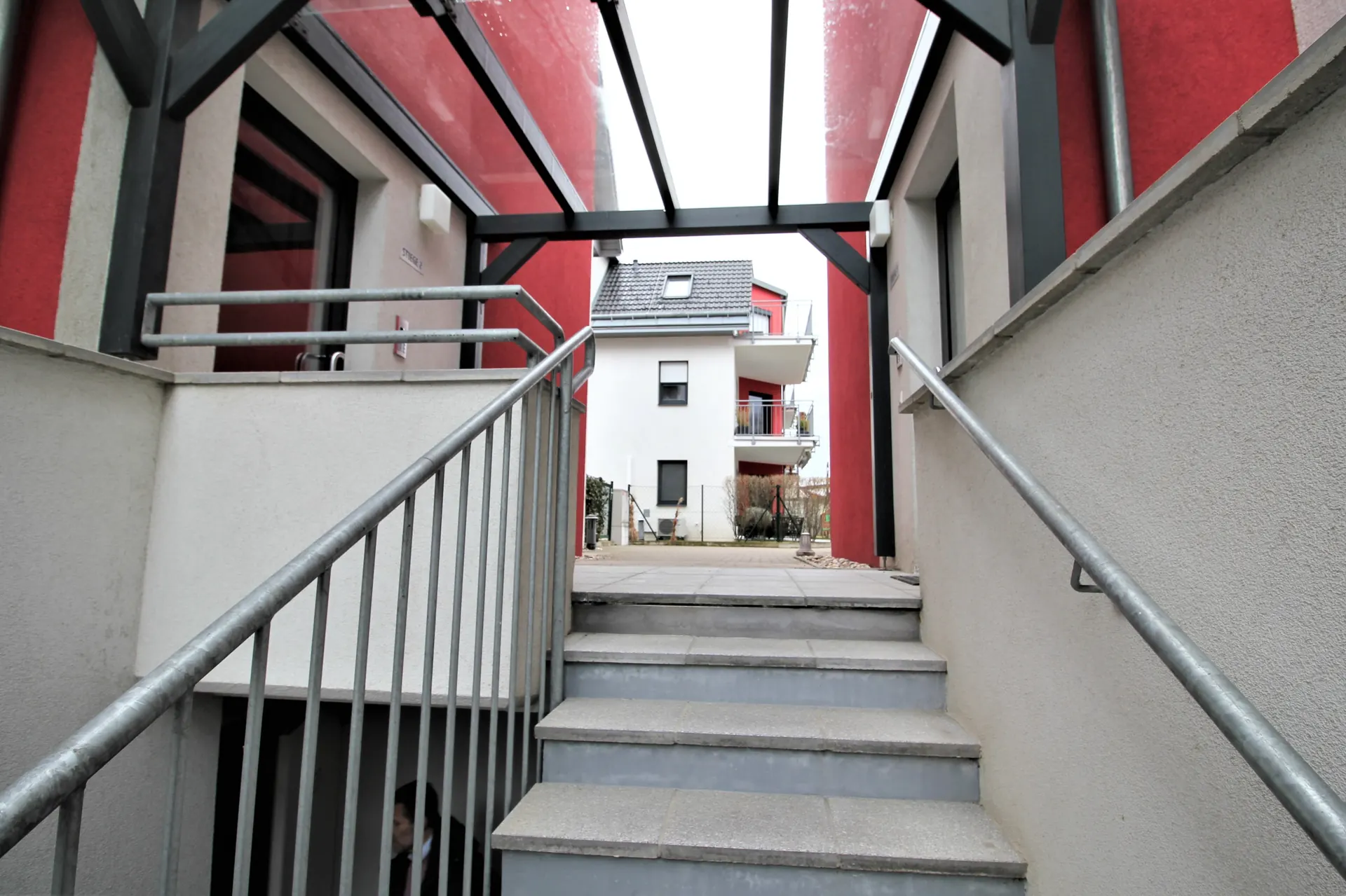 Haus Wien Innenhof Treppe – Immobilienmakler Wien | IZY Immobilien