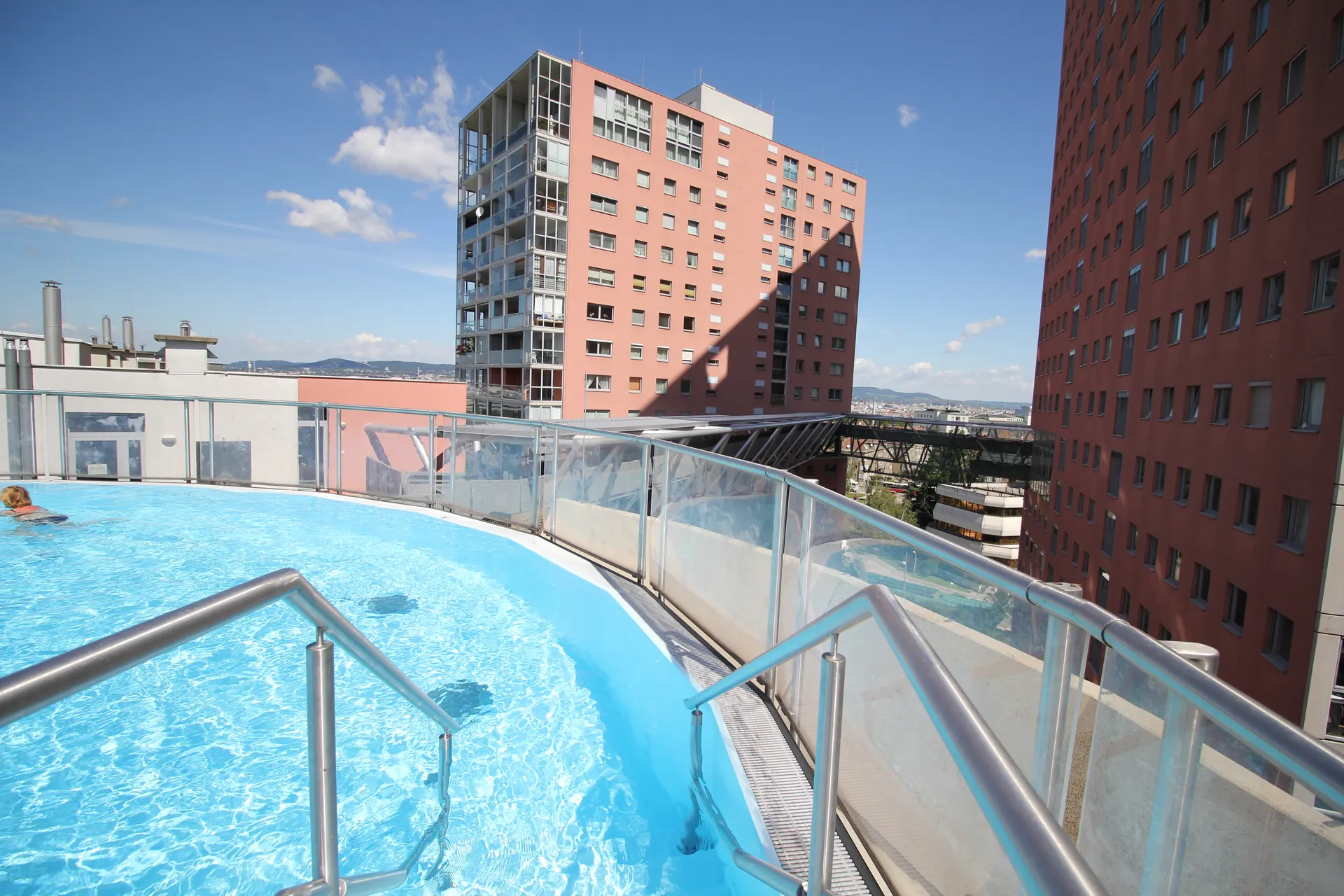 Wien Neubau Pool Panorama – Immobilienmakler Wien | IZY Immobilien