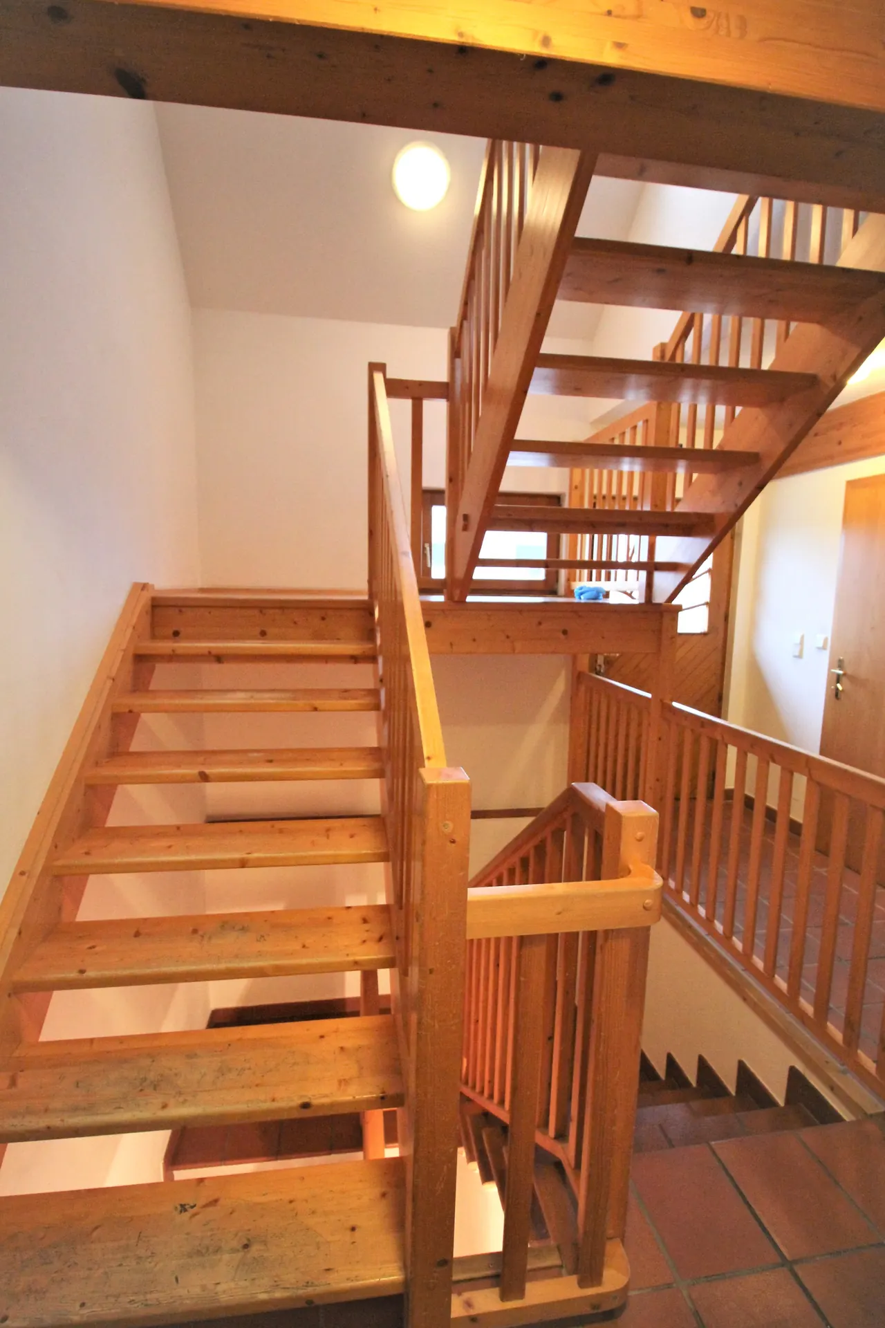 Haus Wien holztreppe Dachgeschoss – Immobilienmakler Wien | IZY Immobilien