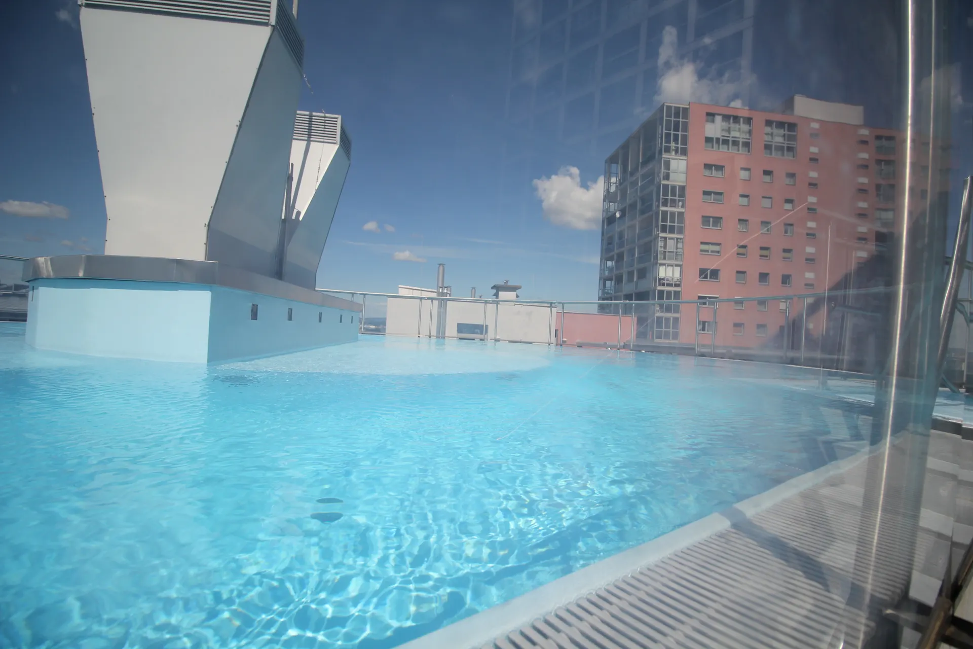 Wien Neubau Pool Terrasse – Immobilienmakler Wien | IZY Immobilien
