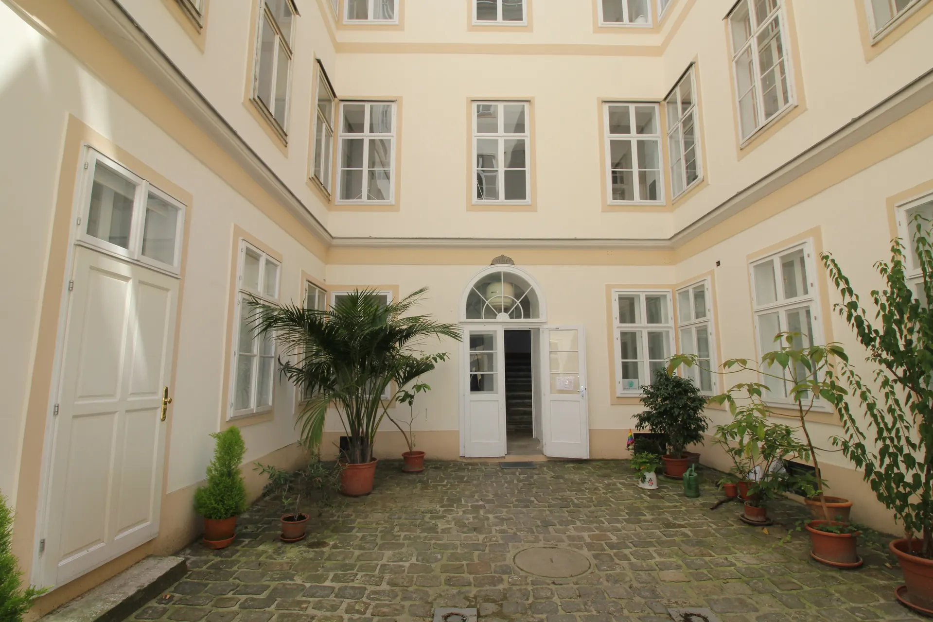 Altbau Wien eingangstor Palais – Immobilienmakler Wien | IZY Immobilien