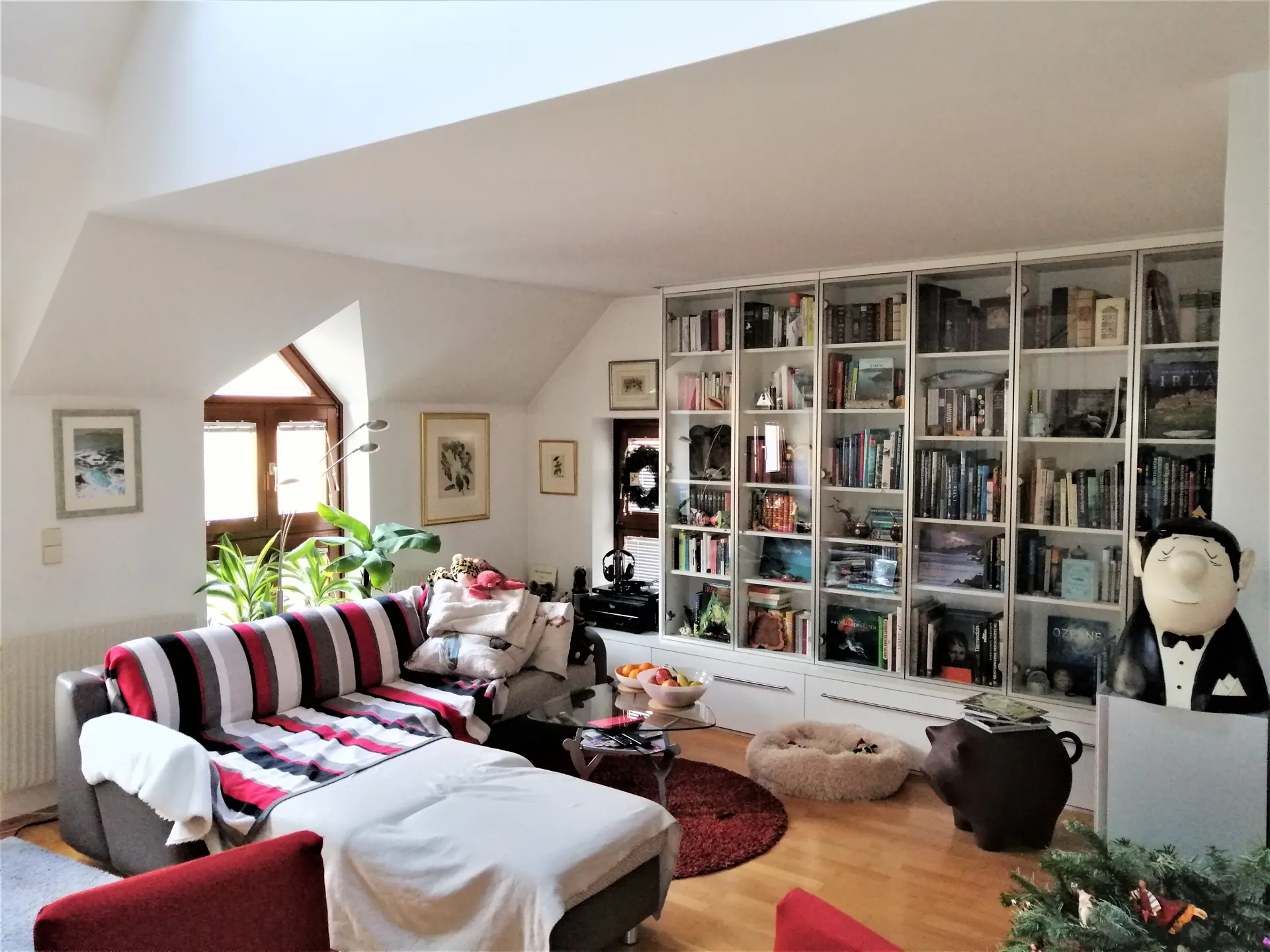 Wohnung Wien Wohnzimmer bücherwand – Immobilienmakler Wien | IZY Immobilien