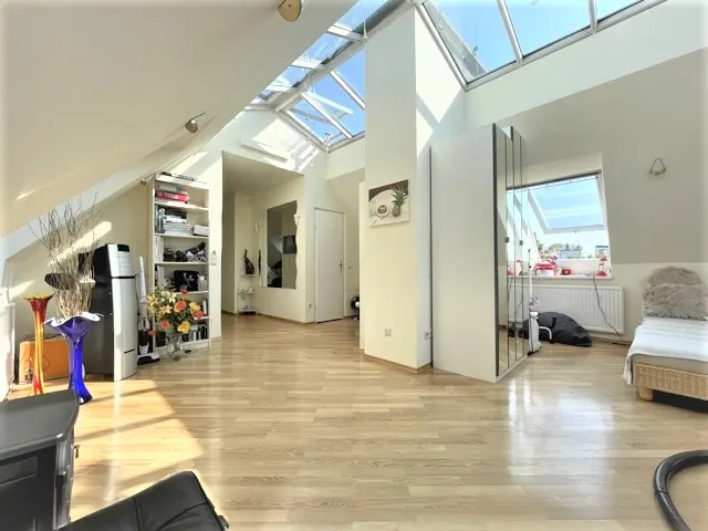 Dachgeschoss Loft Wien regale – Immobilienmakler Wien | IZY Immobilien