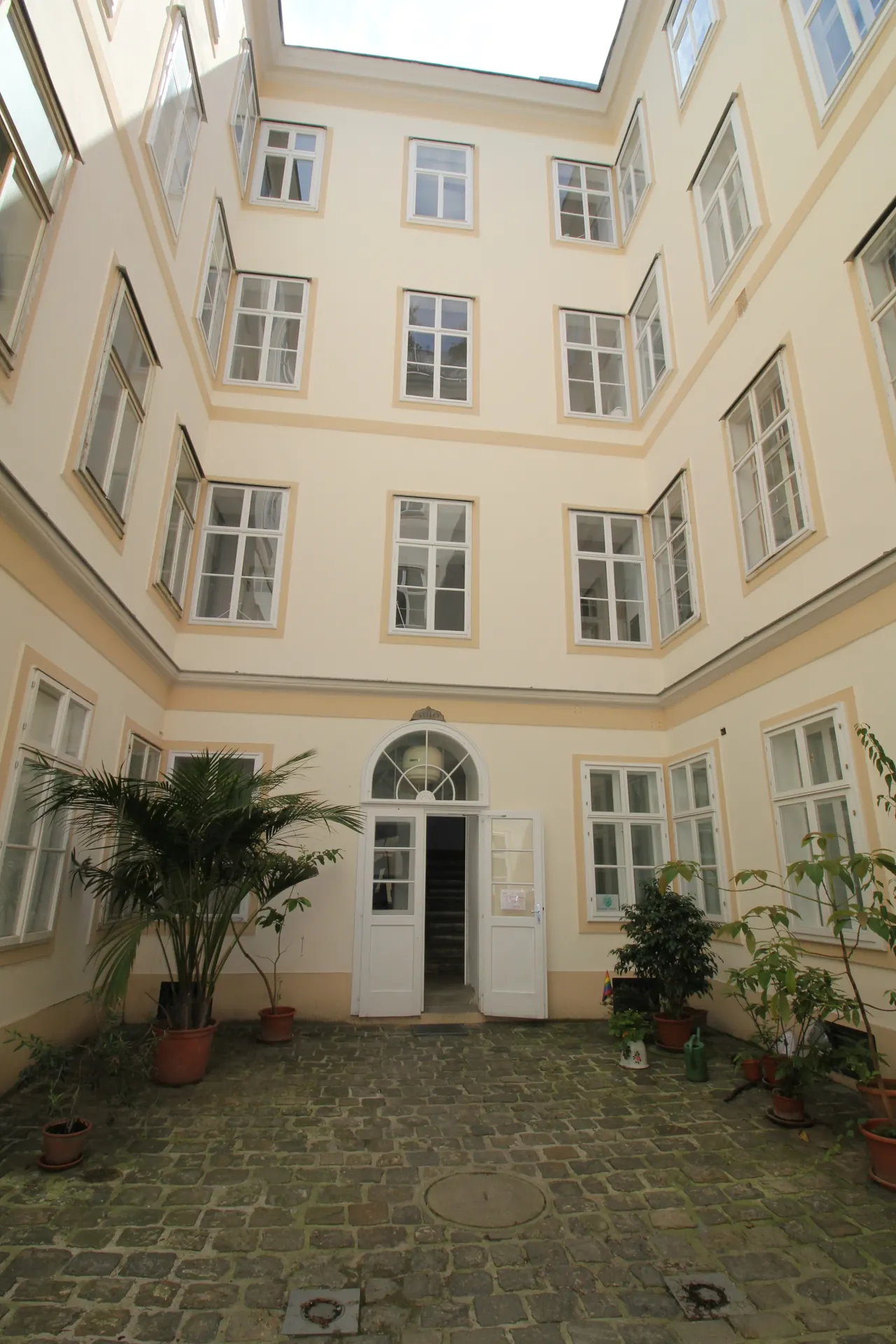 Altbau Wien Innenhof Fassade – Immobilienmakler Wien | IZY Immobilien