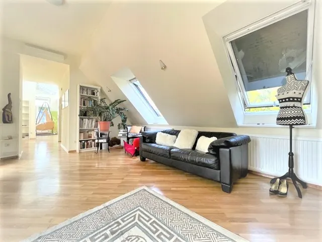 Dachgeschoss Loft Wien wohnraum hell – Immobilienmakler Wien | IZY Immobilien