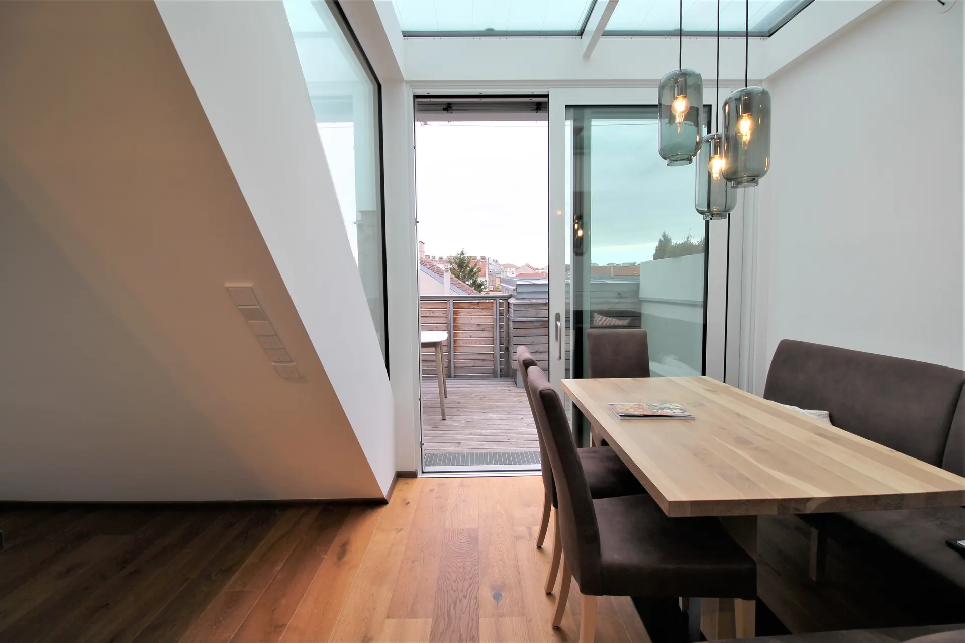 Dachgeschoss Wien Wohnbereich Glasdach – Immobilienmakler Wien | IZY Immobilien